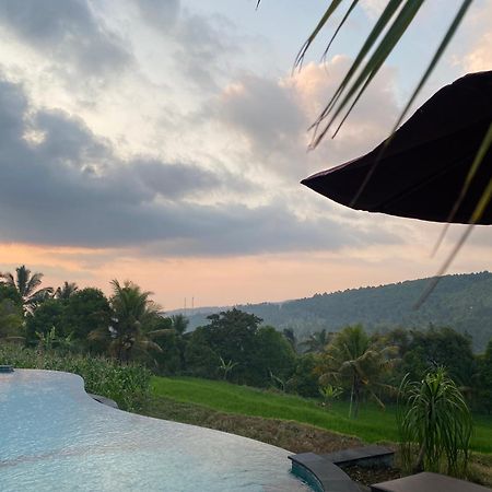 Lesong Hotel And Restaurant Munduk Exterior foto